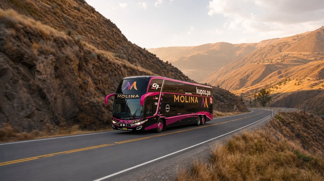 Bus Molina recorriendo una carretera andina entre Lima y Ayacucho al atardecer