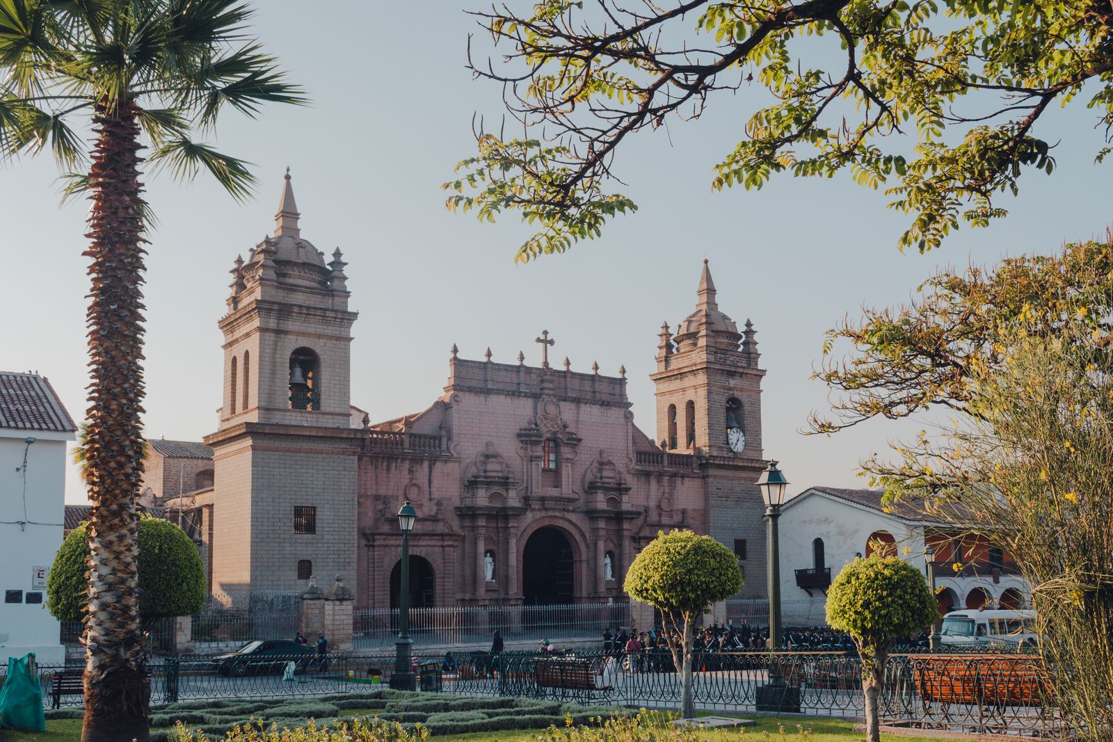 Plaza colonial e iglesia histórica de Ayacucho — Foto: Gilmer Diaz Estela en Pexels