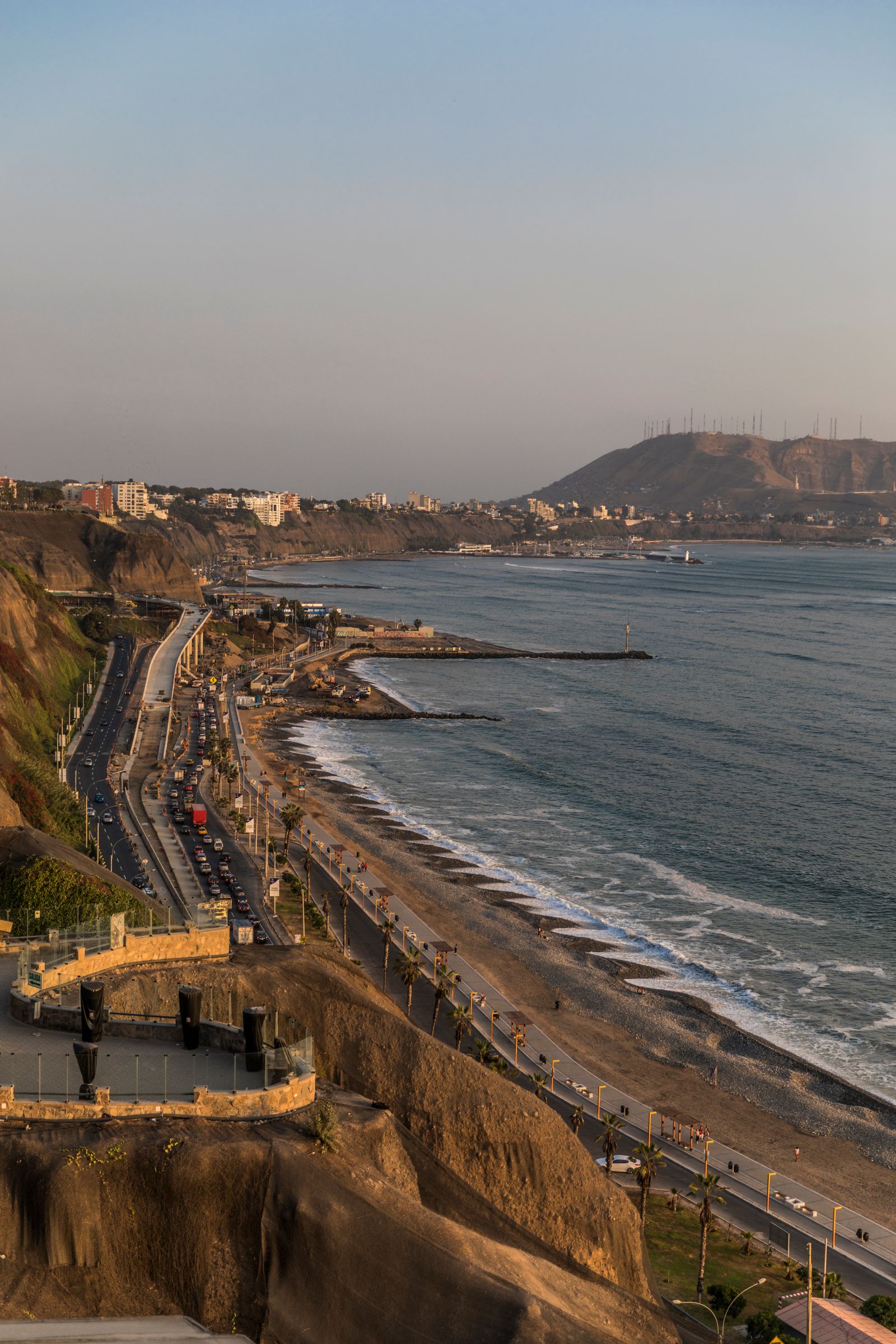 Costa y skyline de Lima junto al océano Pacífico — Foto: Maria Camila Castaño en Pexels
